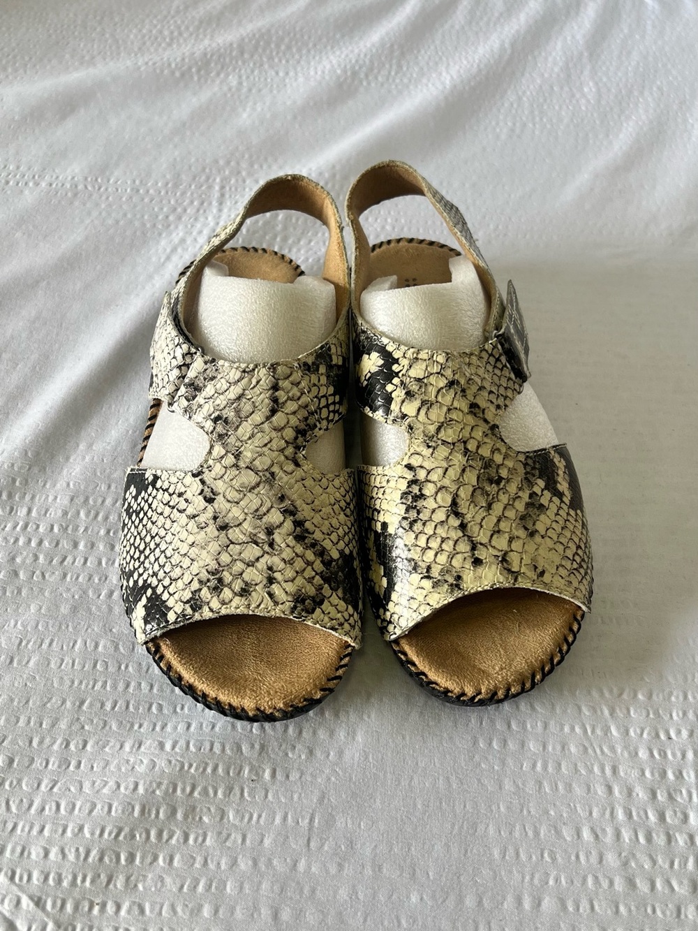 Naturalizer leather snake skin look Velcro Scout sandals 8W